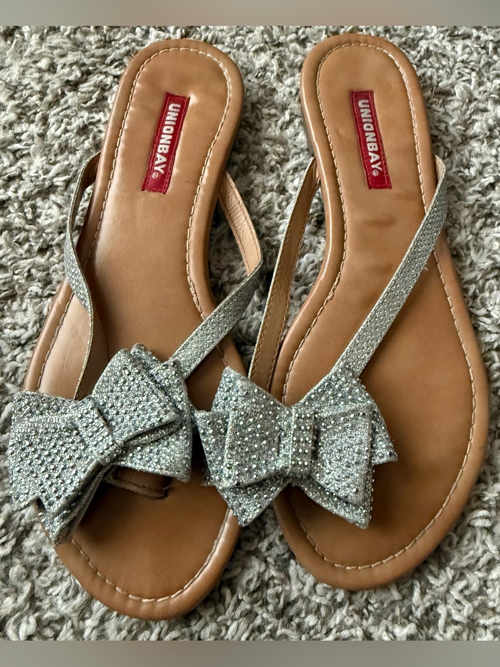 UNIONBAY Silver Glitter Bow Thong Sandals with Tan Footbed - Picture 2 of 4